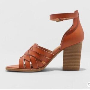Universal Thread • Addie tan strap block heels NWT